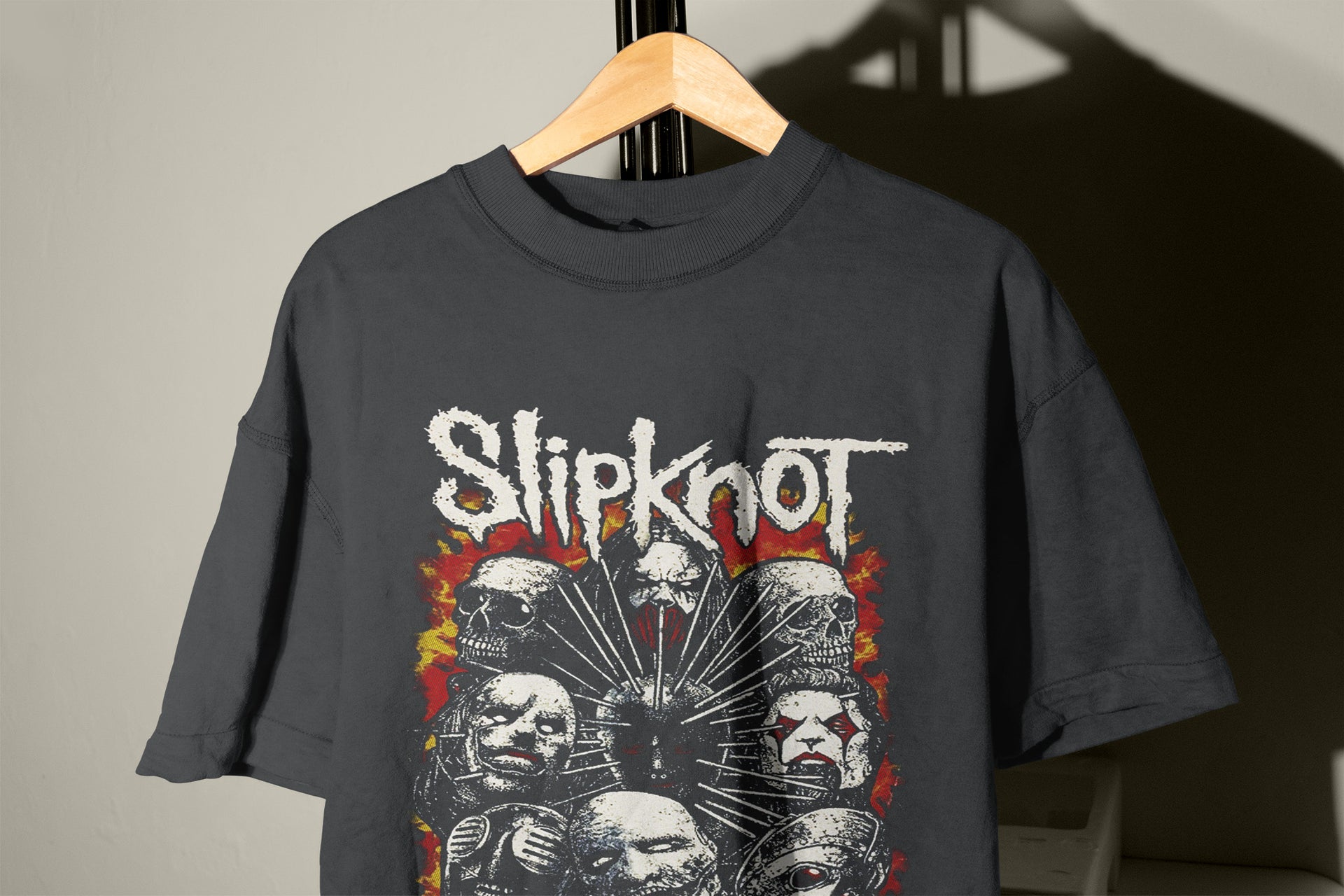Slipknot T-Shirt Flaming Skulls – Spiked Mask Grunge Band T-Shirt